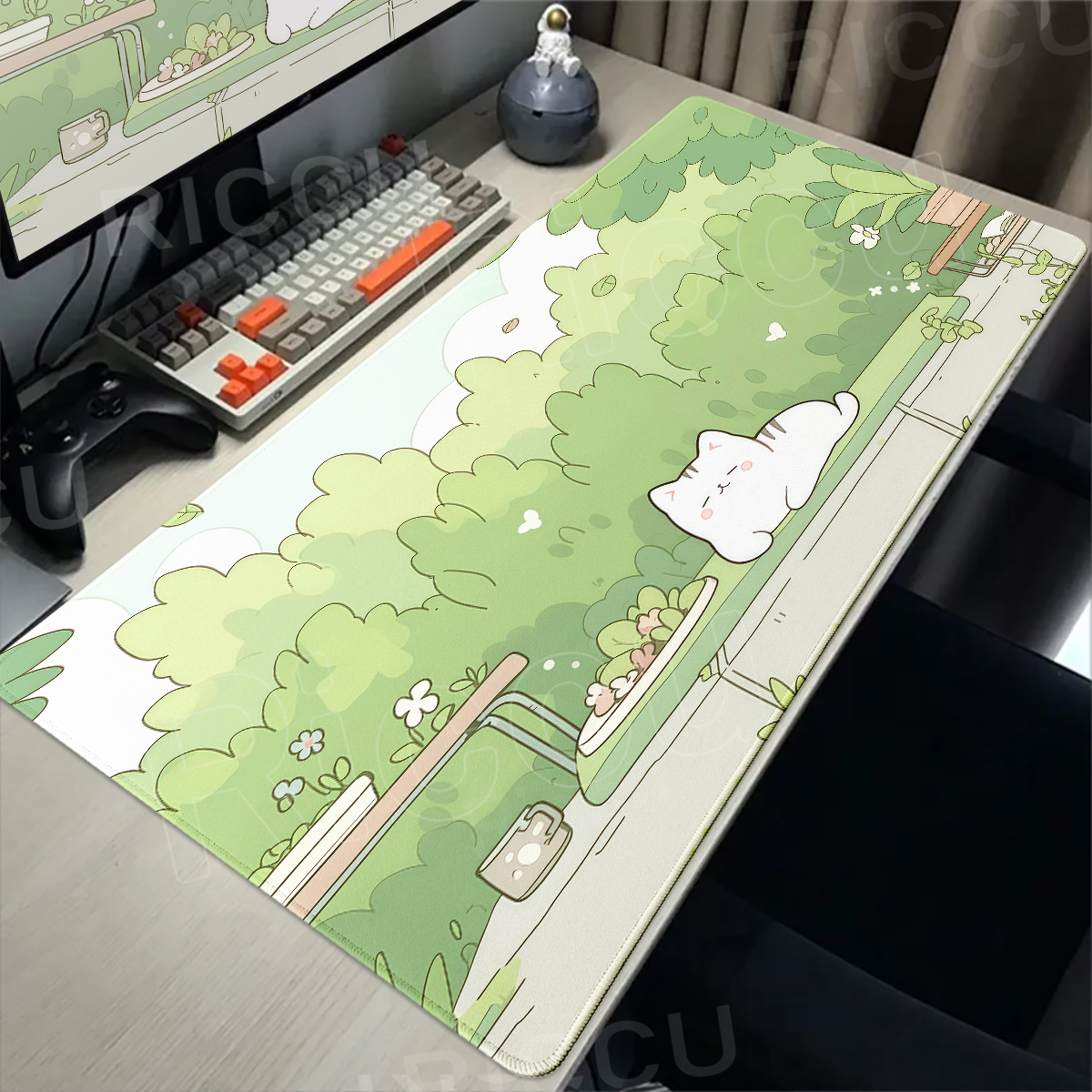 Lovely White Cat and Green Pla - Gaming Accessories White recensione e prezzo