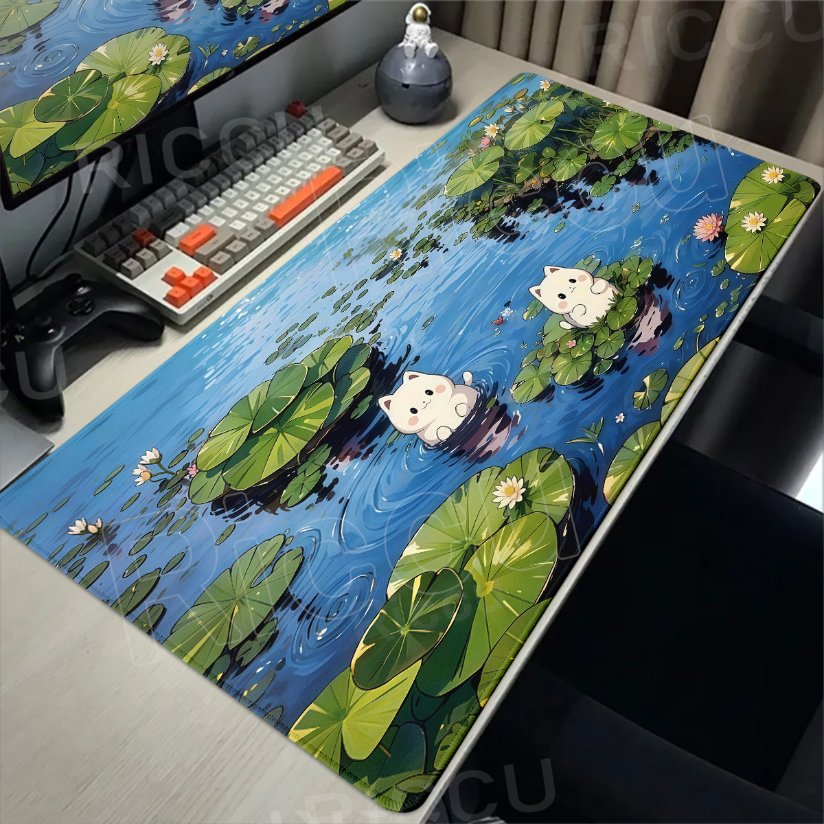 Lovely White Cat and Green Pla - Gaming Accessories White recensione e prezzo