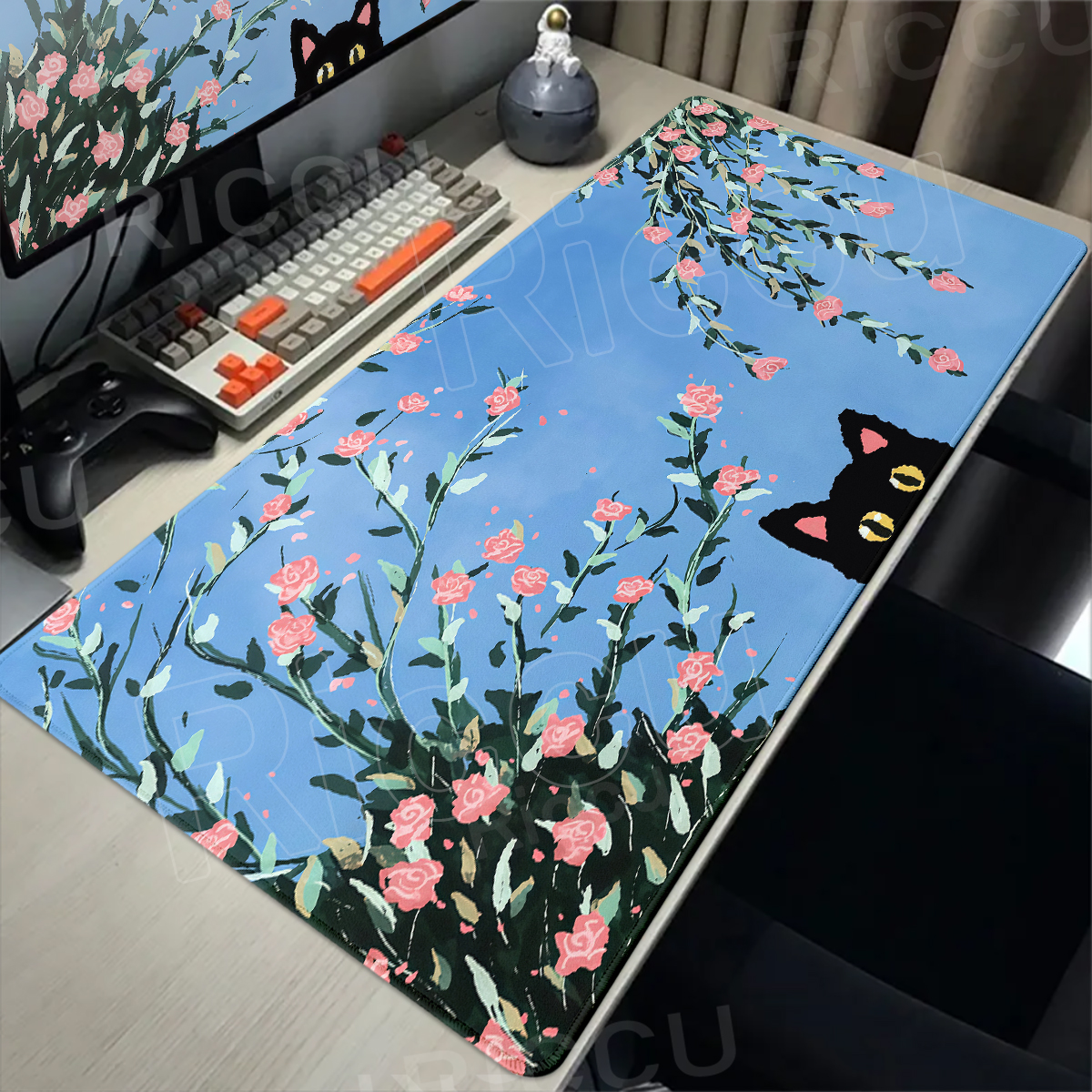 Lovely White Cat and Green Pla - Gaming Accessories White recensione e prezzo